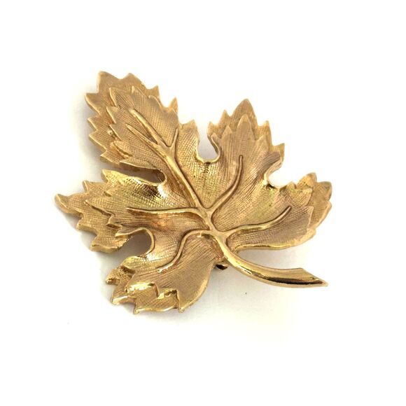 Vintage Textured Goldtone Maple Leaf Brooch - Picture 4 of 5